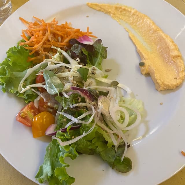Foto del piatto “Crudità con dressing di kefir di soia all'equiseto”