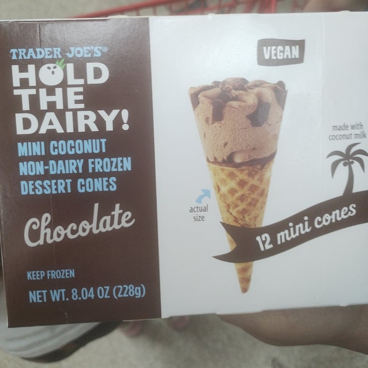 photo of Trader Joe's Hold the Dairy Mini Ice cream cones chocolate  shared by @ornellaortiz on  13 Oct 2022 - review