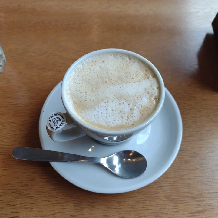 photo of Café Martinez Café con leche de almendras shared by @ursula on  29 Mar 2022 - review