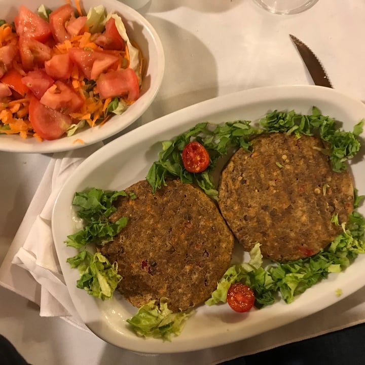 photo of Donna Filippa Hamburguesa de lentejas con ensalada shared by @carogarcia on  04 Jan 2021 - review