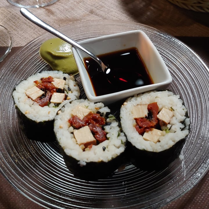 photo of La Tecia Vegana Sushi Con Tofu E Pomodorini Secchi shared by @giulia86lotr on  30 Mar 2022 - review