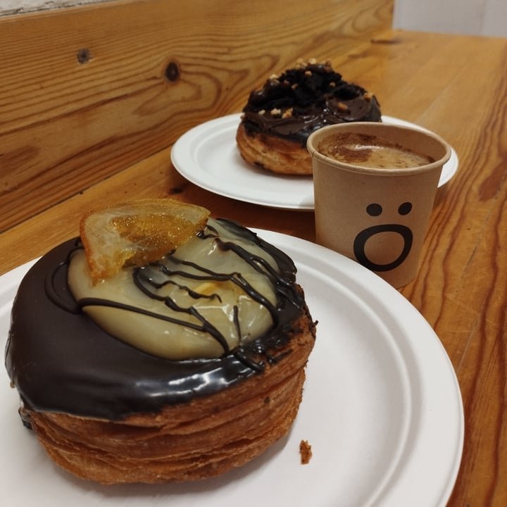 photo of Chök The Chocolate Kitchen Kronut With Orange Cream shared by @sofiapelosanimais on  23 Nov 2022 - review