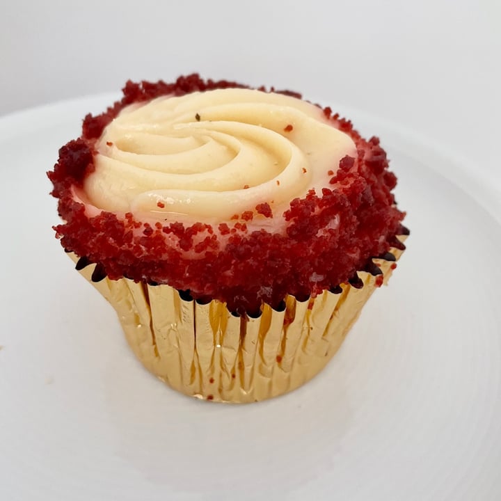 photo of Lola's Cupcakes Covent Garden Vegan Red Velvet shared by @appleappleamanda on  21 Sep 2021 - review
