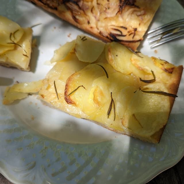 Foto do prato “pizza con patate e rosmarino”