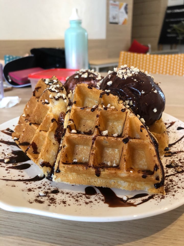 review photo of WS Deli Experience Store Waffle and 2 flavored snowballs shared by @michmunchy on 25 May 2019 - review