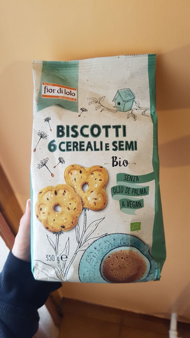 photo of Fior di Loto Biscotti 6 cereali e semi bio shared by @chiaraealdo on  16 Mar 2020 - review