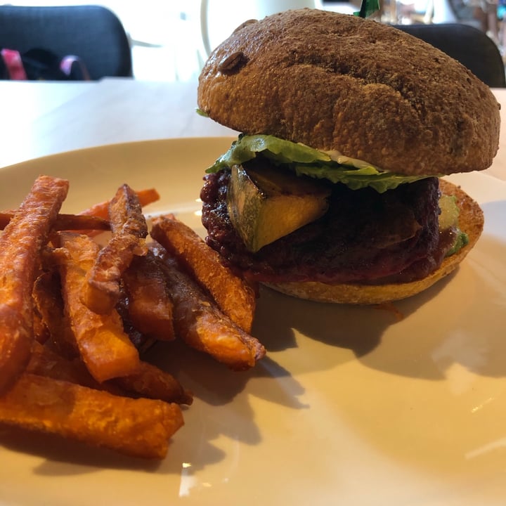 photo of Cedele Bakery Kitchen - Greenwich V Beetroot  burger With pumpkin shared by @soy-orbison on  20 Apr 2021 - review