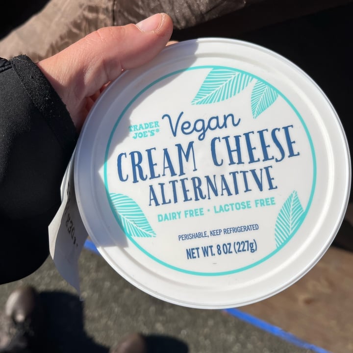 photo of Trader Joe's Vegan Cream Cheese Alternative shared by @oshmorethstorm on  26 Nov 2022 - review