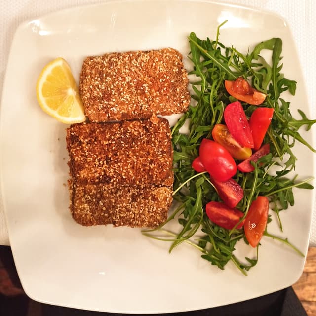 Photo of the dish “Cotolette di seitan impanate servite con rucola e pomodori”