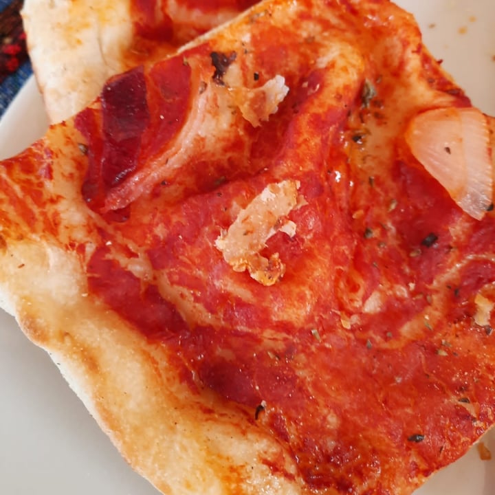 photo of Pizza e Sfizi Teglia Marinara con cipolle shared by @atlantis on  30 Jun 2022 - review