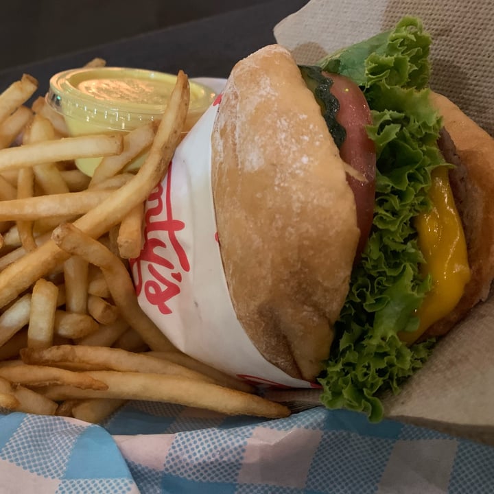 photo of Monty's Good Burger Impossible Burger shared by @celinaserenity on  04 Oct 2021 - review