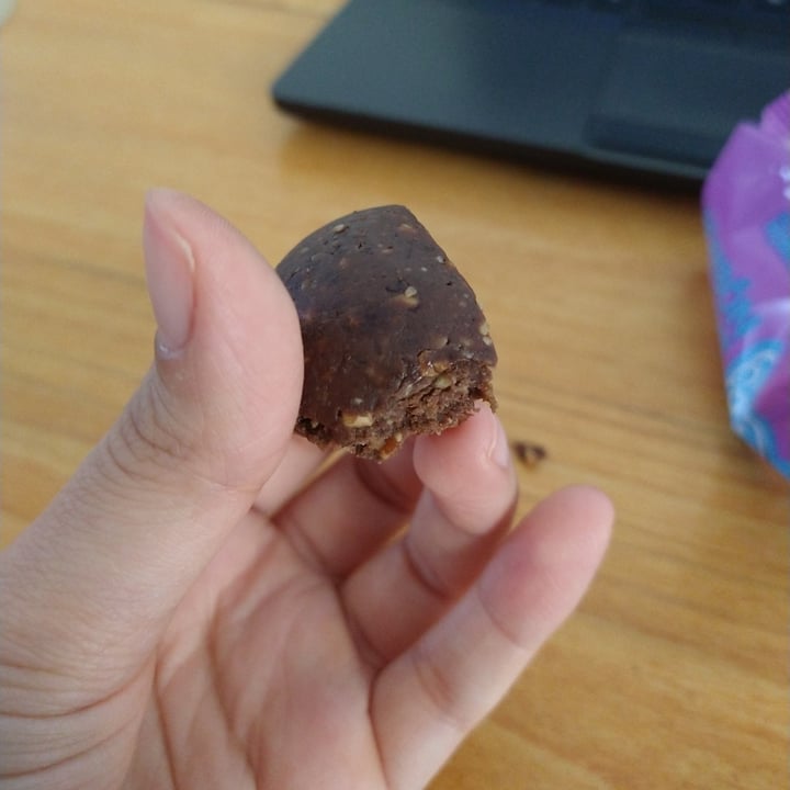 photo of Nutri Raw Bombón de chocolate relleno con pasta de maní shared by @camibrandan on  11 Aug 2022 - review