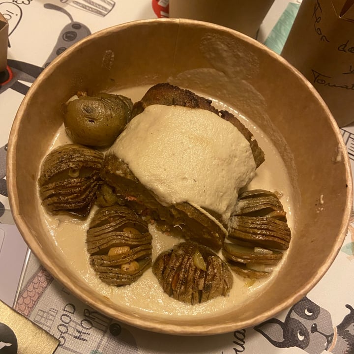 review photo of La Oveja Negra taberna vegana. Seitán al horno relleno de bacon y dátiles con patatas hasselback shared by @blancavinas on 07 Feb 2022 - review