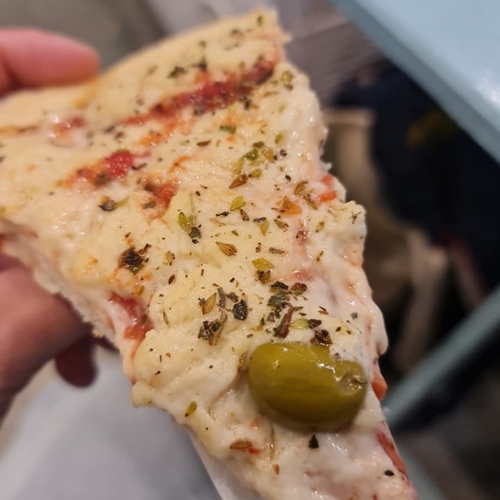 photo of Pizza Vegana Pizza Con Queso De Mani shared by @romiozer on  09 Sep 2021 - review