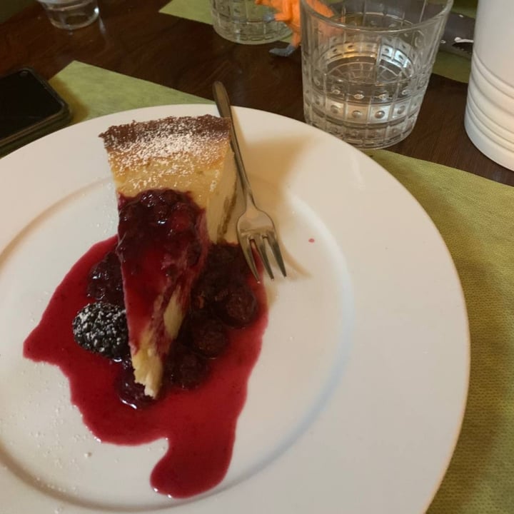 photo of L'OV Osteria Vegetariana Cheesecake ai frutti di bosco shared by @mscele on  23 May 2022 - review