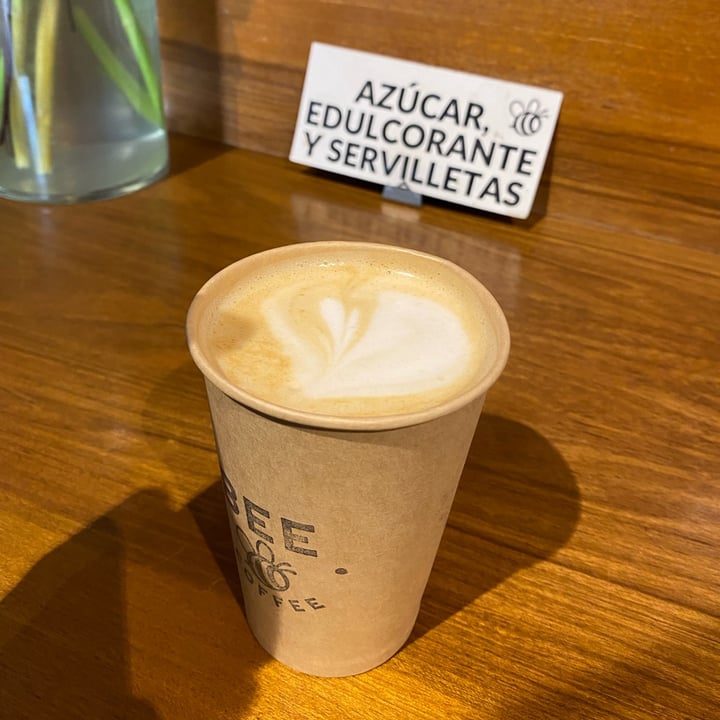photo of Bee Coffee - Café de especialidad latte shared by @inespressable on  03 Sep 2022 - review