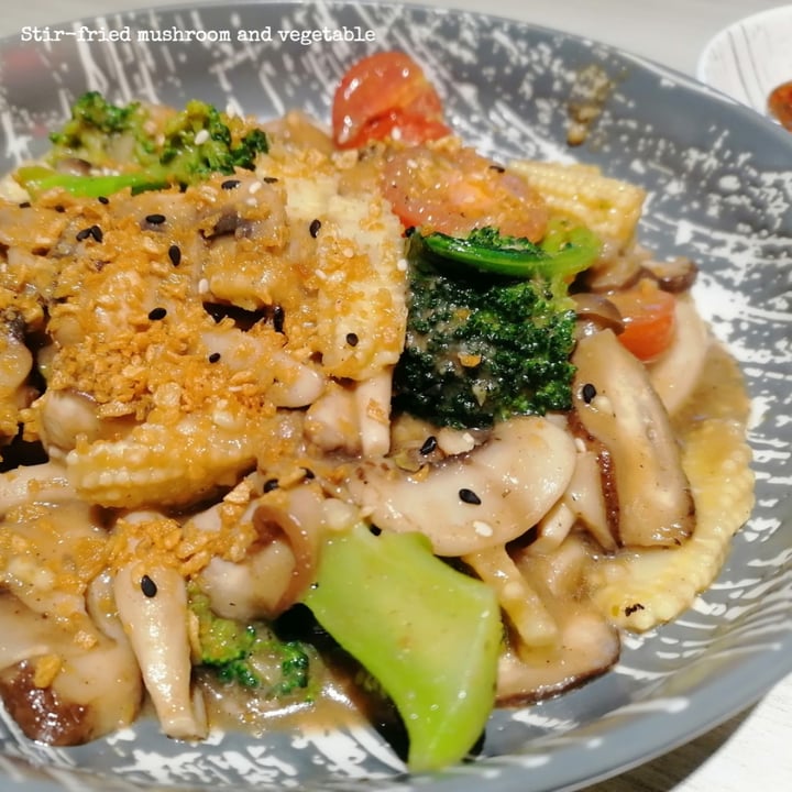 photo of iVegan Stir-fried Mushroom And Vegetable shared by @huilin on  06 Jan 2022 - review