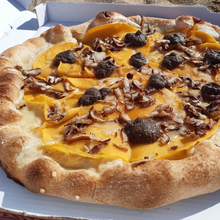 review photo of Blu Bar Pizza Shiitake & Truffle shared by @claraceballos15 on 14 Oct 2022 - review