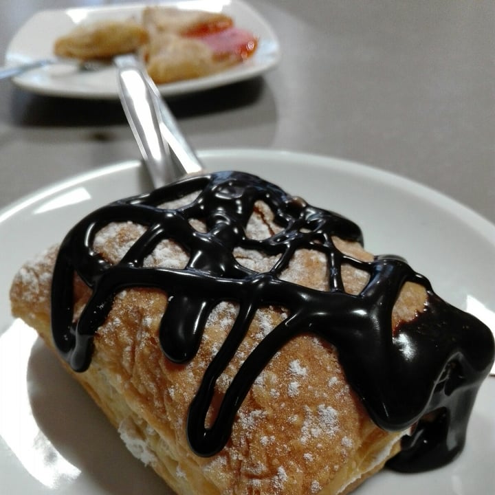 review photo of El Vividero Hojaldre rellena de nata shared by @estremauravegana on 09 Oct 2020 - review