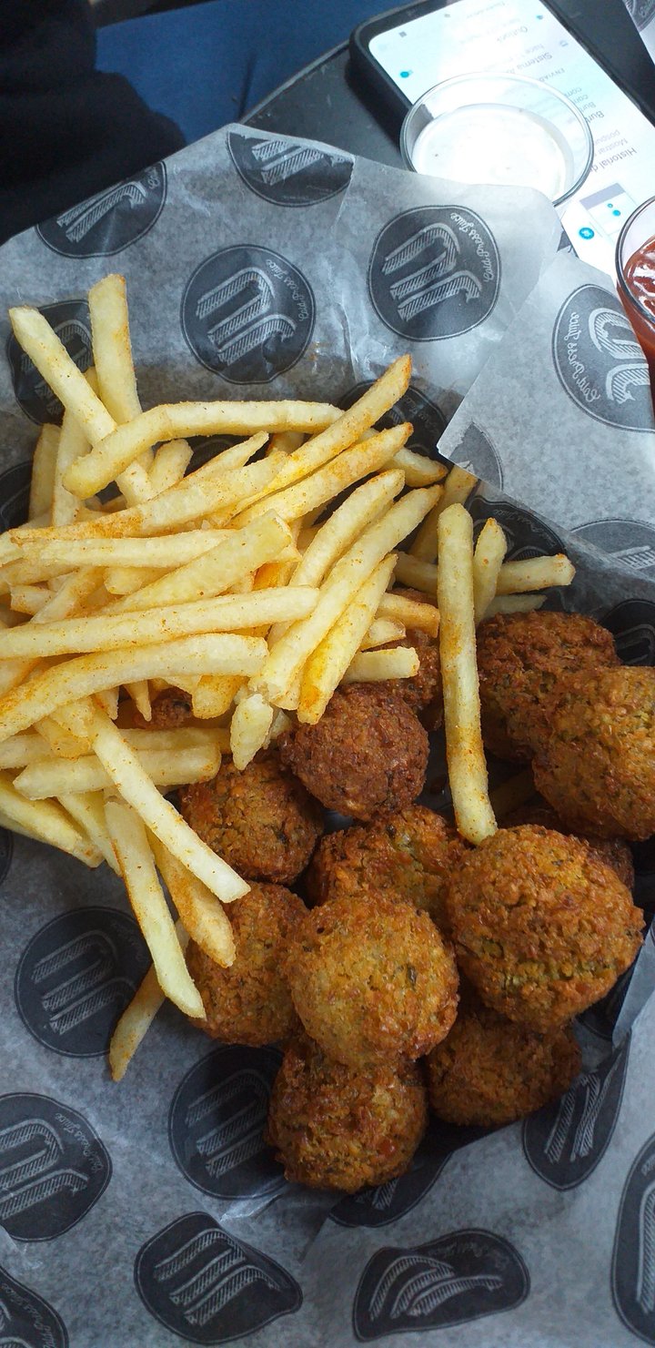 photo of JU Vegano falafel con papas shared by @lusi7 on  28 Jul 2022 - review
