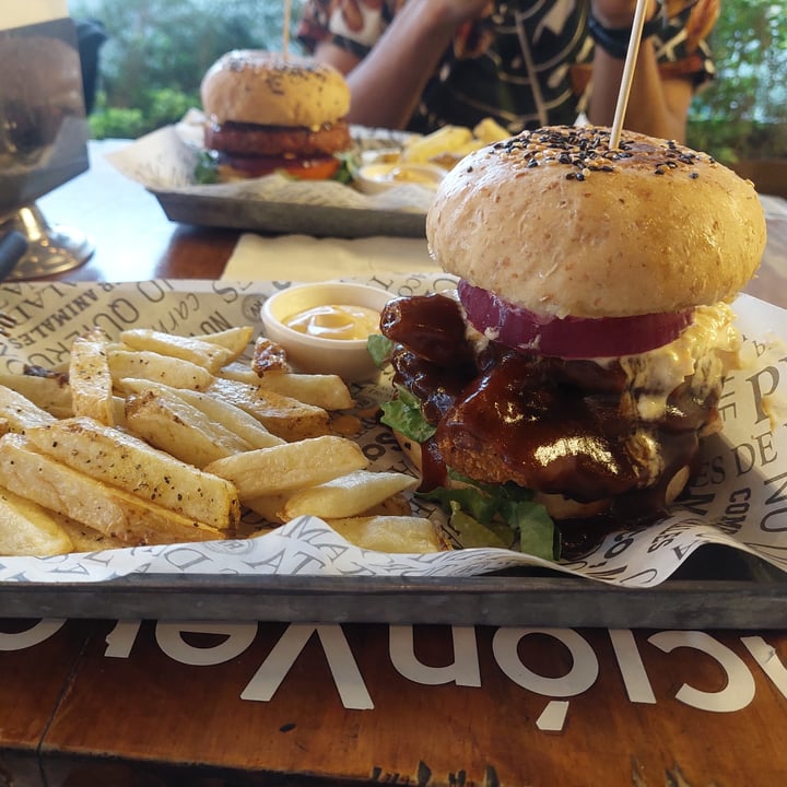 photo of Revolucion Verde Chickn free burger shared by @elidarko on  14 Sep 2022 - review