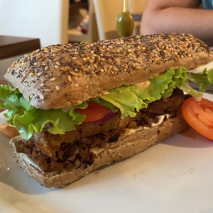 photo of Veganda Beyond Burger con patate al forno shared by @gaiam on  14 Dec 2021 - review