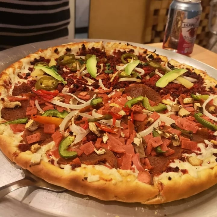 photo of Veggino's Pizza Pizza Meat Lovers & Hawaiana shared by @fernandoveg on  18 May 2020 - review