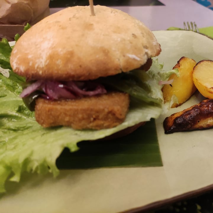 photo of Sesamo Nero Burger di tofu Affumicato Con Insalata, Friggitelli, Cipolla, Mayonese E Patate Al Forno shared by @cinziapao on  12 Mar 2022 - review