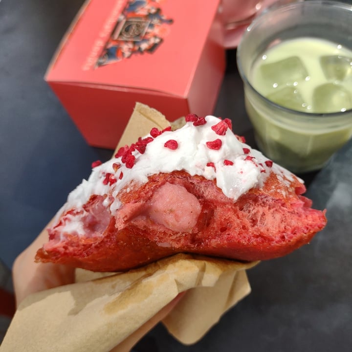 photo of Brammibal's Donuts White Choc & Strawberries shared by @eleonxra on  08 Aug 2022 - review
