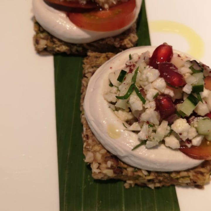 review photo of COMO Cuisine Cauliflower Crispbread / Tabbouleh Cashew Hummus shared by @evetyf on 31 Mar 2021 - review