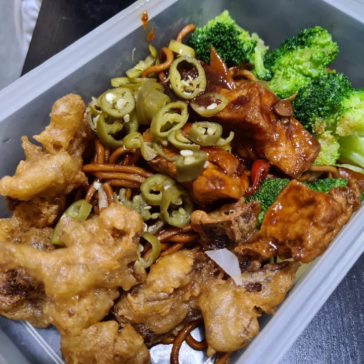 review photo of Ju Fu Yuan Vegetarian Noodles with 3 dishes shared by @gretchforveg on 22 Apr 2021 - review