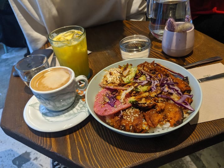 photo of Wholywood Vegan Street Food Avocado Bowl shared by @annaefenton on  04 Jan 2020 - review