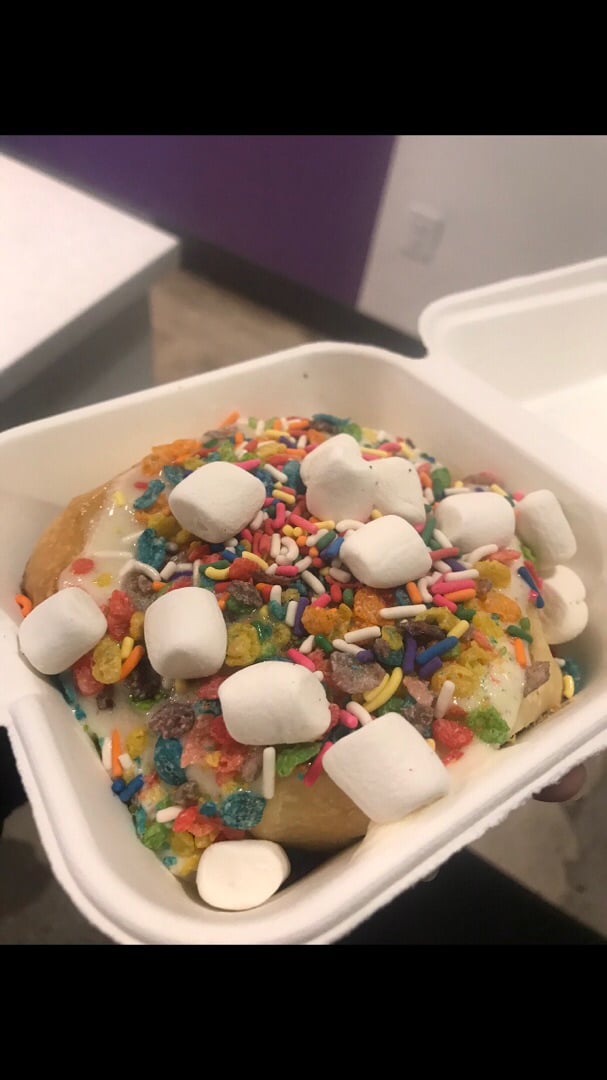 review photo of Cinnaholic Rainbow Roll shared by @cacudaback on 04 Sep 2018 - review