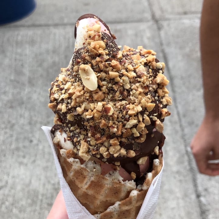 review photo of ICONOGLACE Strawberry-vanilla Twist Dipped In Dark Chocolate With Peanuts shared by @egasparro on 10 Aug 2020 - review
