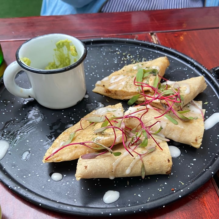 photo of u.to.pi.a Sincronizada shared by @ilse on  26 May 2021 - review