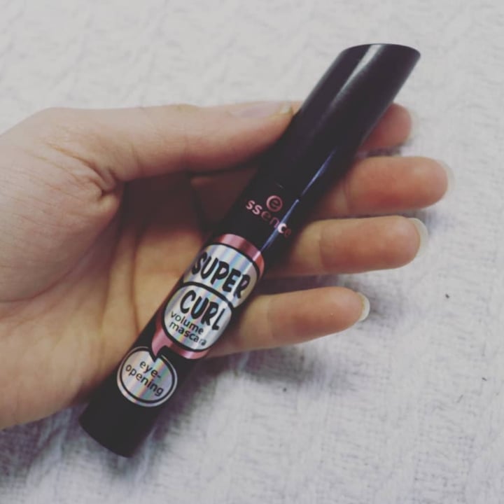 review photo of Essence Cosmetics Super Curl Volume Mascara shared by @chiaravegan on 29 Dec 2021 - review