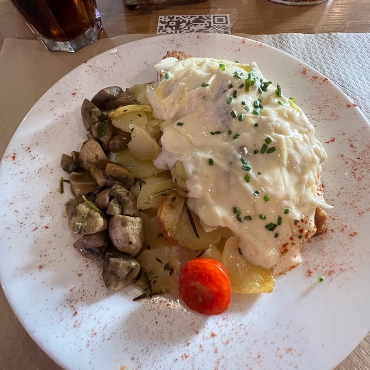 photo of Café Macondo Lomo de seitan con roquefort vegano con patatas y champiñones shared by @justdevzero on  11 Nov 2022 - review