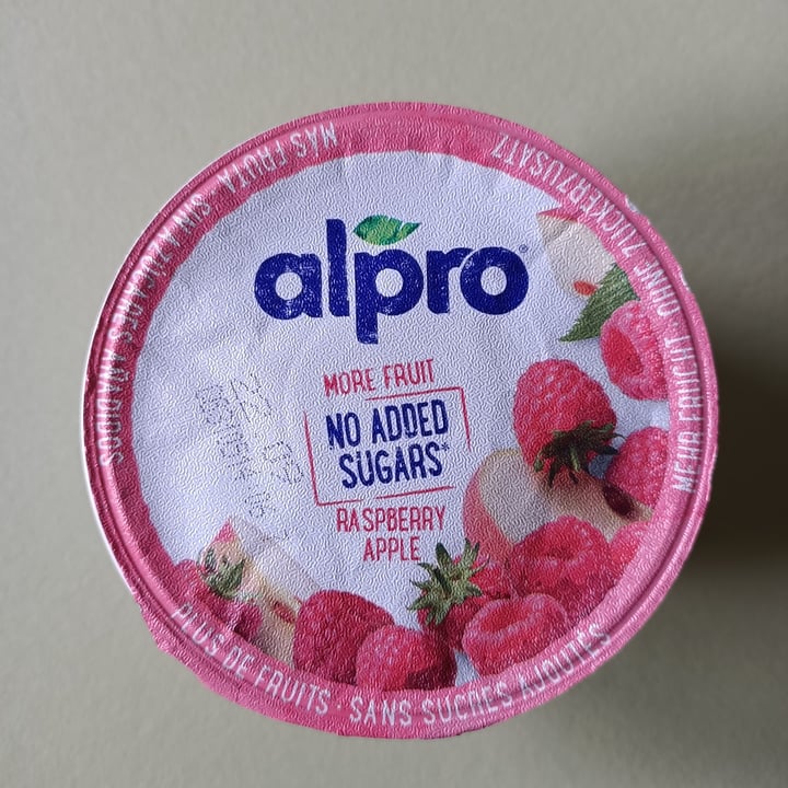 photo of Alpro Più frutta, Yogurt di Soya al Lampone e Mela shared by @silvanamincuzzi on  28 Aug 2021 - review