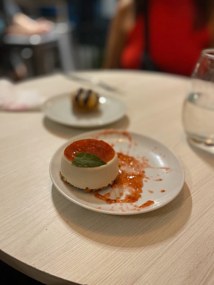 photo of Vica (Delivery Only) Cheesecake de frutos rojos shared by @batips on  18 Jan 2020 - review