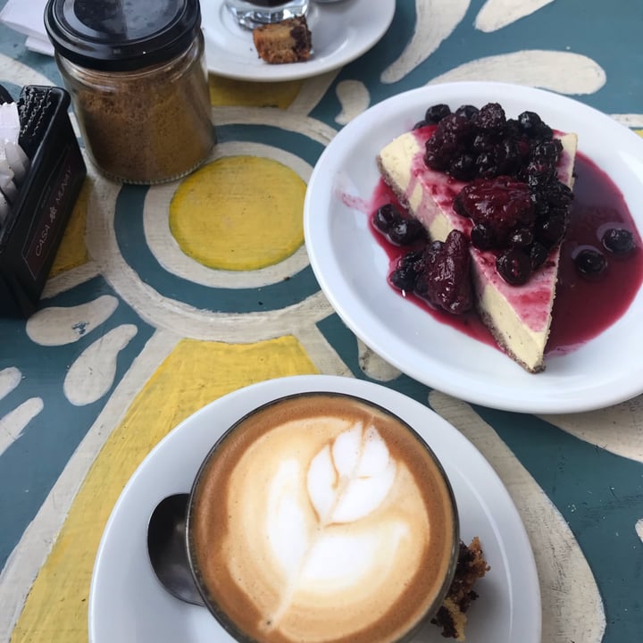 review photo of Casa Munay Cheesecake Raw De Frutos Rojos shared by @luisinacara on 20 Jun 2022 - review