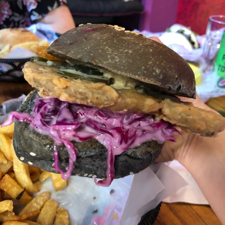 photo of Lado V Sandwich Casi Pollo Frito con Purple Asianslaw shared by @magicvegan on  01 Nov 2021 - review