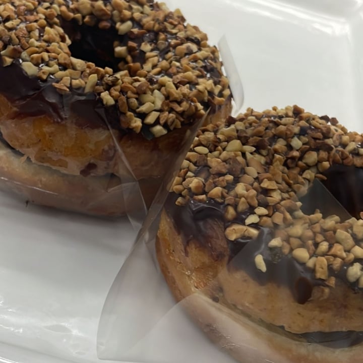 photo of Senhorita Pepis donuts chocolete preto e castanhas shared by @tafarelgrolli on  23 Sep 2022 - review