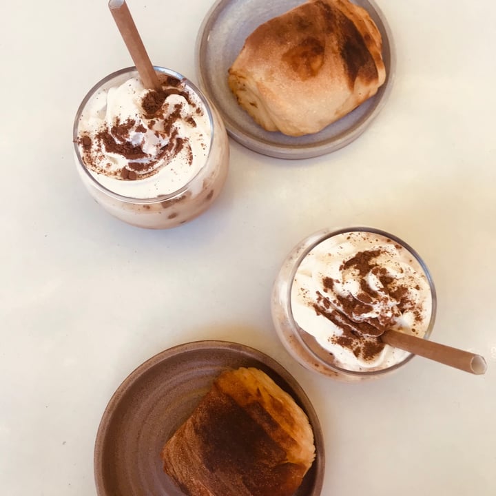 review photo of Bioma plant based café Moca Cream Con Pan De Chocolate shared by @emiliaplazaperez on 12 Mar 2021 - review