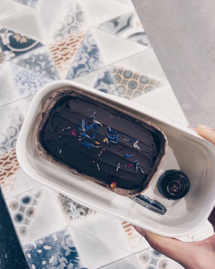 photo of That Vegan Cake Chocolate-covered Banana Cake shared by @consciouscookieee on  20 Sep 2018 - review