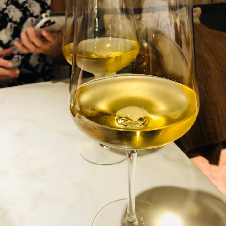 photo of Restaurante Xavier Pellicer Copa vino blanco “Komokabras” shared by @marionayogacadaques on  22 Nov 2021 - review