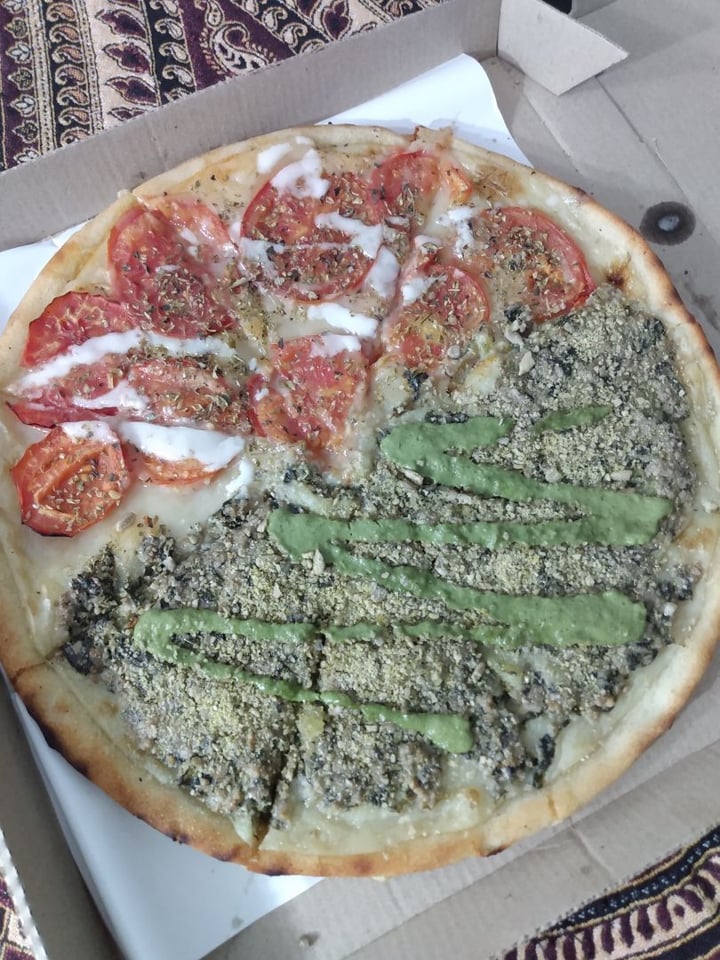 photo of Pizza Vegana Mitad Della mamma mitad vegalitana shared by @judecianni on  08 Mar 2020 - review