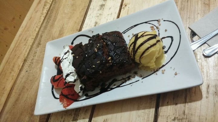 photo of Masa madre vegan food Brownie con helado shared by @anakuroneko on  13 Apr 2020 - review