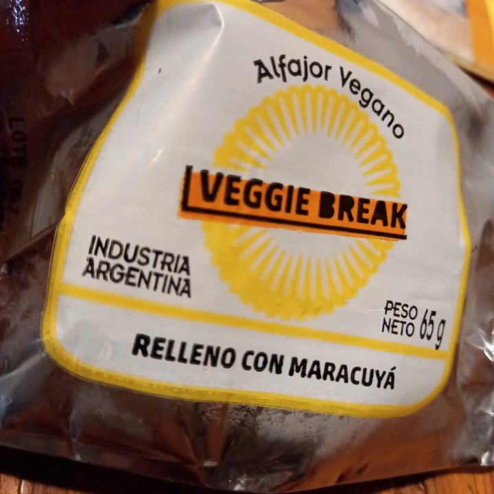 photo of Veggie Break Alfajor Vegano Relleno De Maracuya shared by @lulitalaveganita on  08 Jul 2021 - review