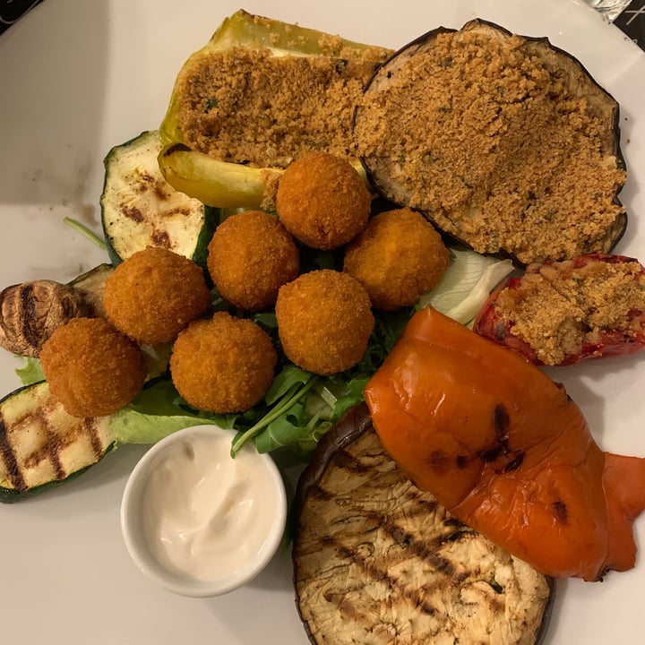 photo of Ristorante Pizzeria Gli Angeli Falafel Con Verdure Grigliate  Maionese Di Soia shared by @catortorella on  25 Aug 2022 - review