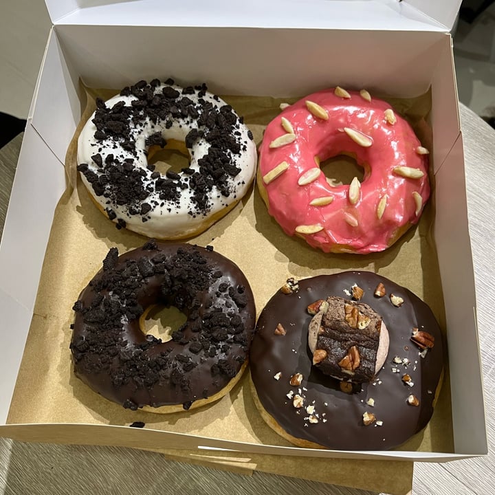 photo of VegAmazing Doughnuts Caja de cuatro donuts shared by @irenevegan on  19 Apr 2022 - review